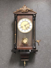Старинные часы с маятником