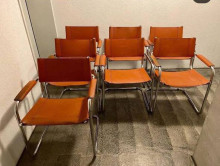 Коричневые консольные стулья