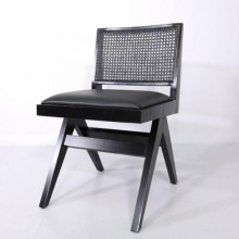 Черное кресло в стиле Pierre Jeanneret