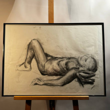 Малюнок оголеного чоловіка з монограмою