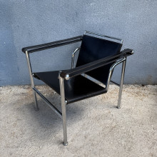 Чёрное кожаное кресло в стиле Le Corbusier