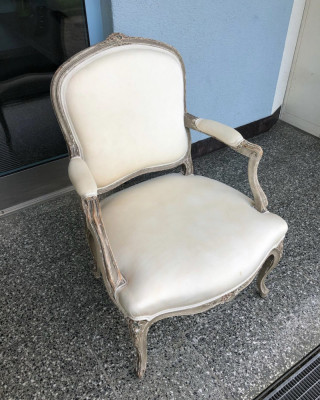 Камінне крісло в стилі shabby chic