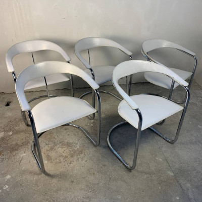 Консольные белые стулья