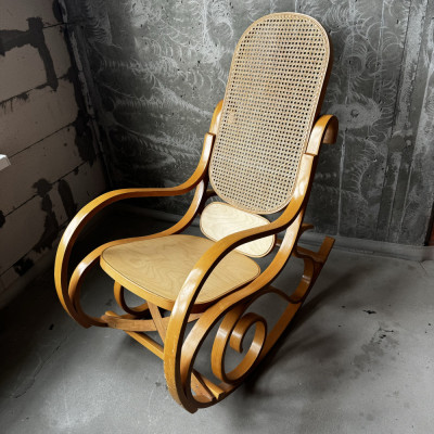 Крісло-гойдалка у стилі Thonet