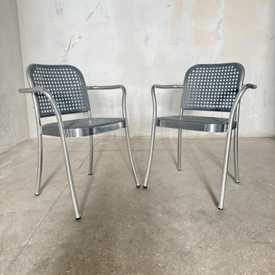 Алюминиевый стул  Vico Magistretti от De Padova с подлокотником