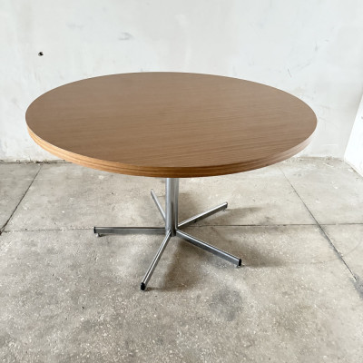 Круглий обідній стіл