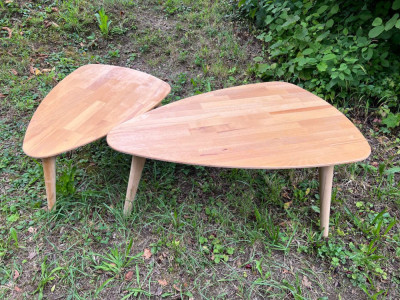 Пара деревянных журнальных столиков