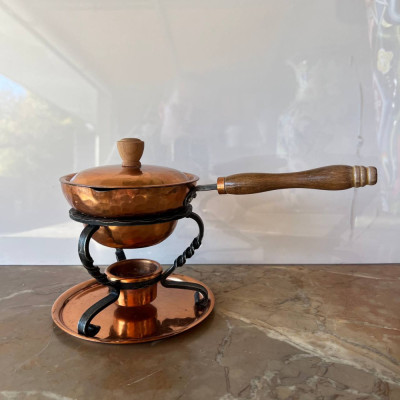Мідна каструлька на кованій підставці
