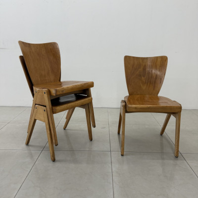 Деревянный стул в скандинавском стиле