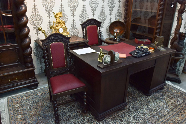 антикварный стол